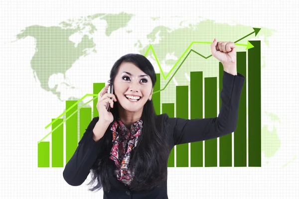 Succesvolle zakenvrouw met zakelijke grafiek — Stockfoto
