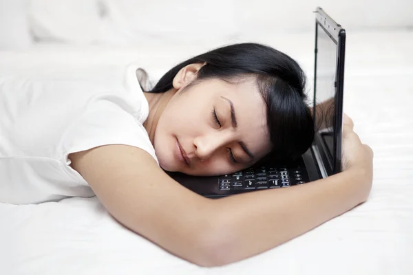 Vrouw slapen over laptop — Stockfoto