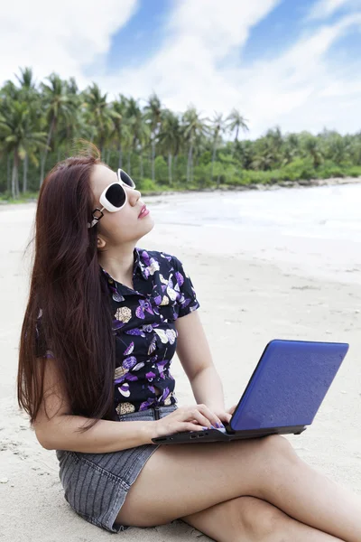 Mulher de negócios casual trabalhando na praia — Fotografia de Stock