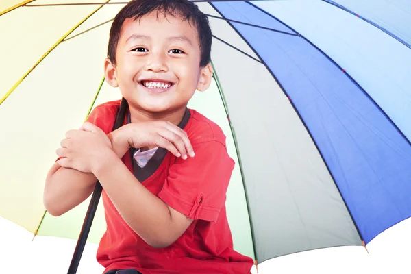 Ładny chłopak pod parasolem — Zdjęcie stockowe