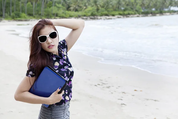 Podnikatelka pózuje na pláži — Stock fotografie