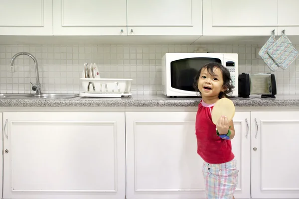 Liten flicka i kök — Stockfoto