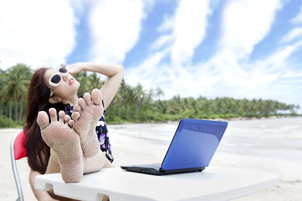 女人放松与室外的笔记本电脑 — 图库照片