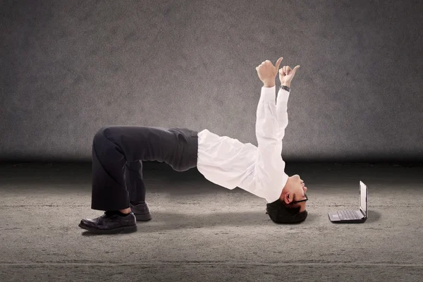 Successful businessman breakdancing — Stock Photo, Image