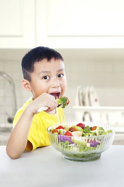 Asiático criança comer salada — Fotografia de Stock