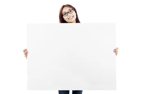 Asiatin zeigt leeres Banner — Stockfoto