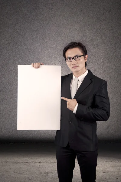 Businessman holding a copyspace — Stock Photo, Image