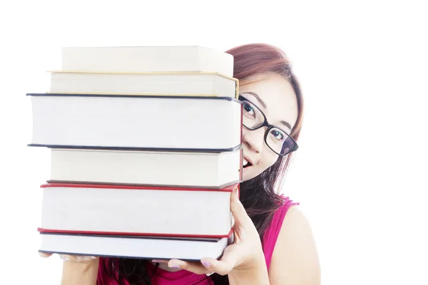 Högskolestudent leende bakom böcker — Stockfoto