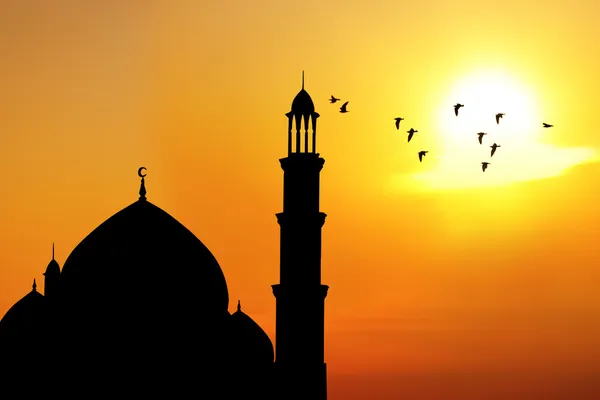 Kupol och minaret av moskén — Stockfoto