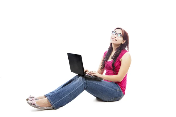 Estudante universitário feminino com laptop — Fotografia de Stock