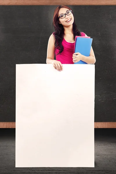 Vrouwelijke leraar met kopie ruimte — Stockfoto