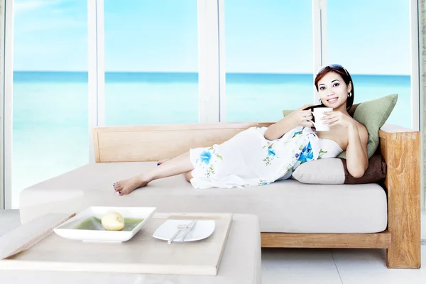 Mulher tomando chá em apartamento de praia — Fotografia de Stock
