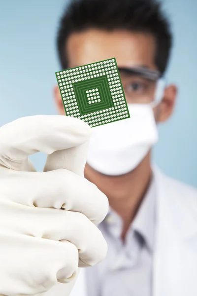 Cientista mostrando um microchip computador — Fotografia de Stock