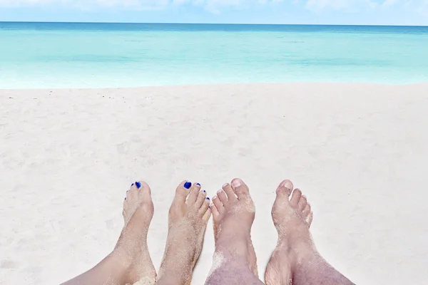 Піщані ноги на пляжі — стокове фото