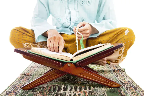 Reading qur'an — Stock Photo, Image