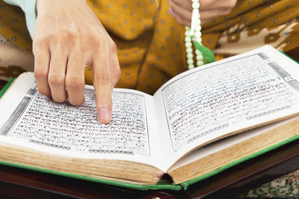 Leitura al-Quran — Fotografia de Stock