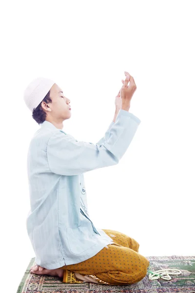 Азиатские мусульмане молятся изолированно на белом — стоковое фото