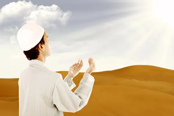 Muzułmanin modli się na ramadan — Zdjęcie stockowe