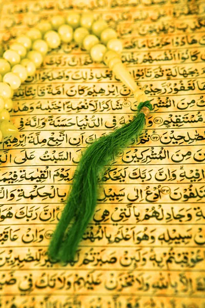 Vintage Koranen och muslimska radband — Stockfoto