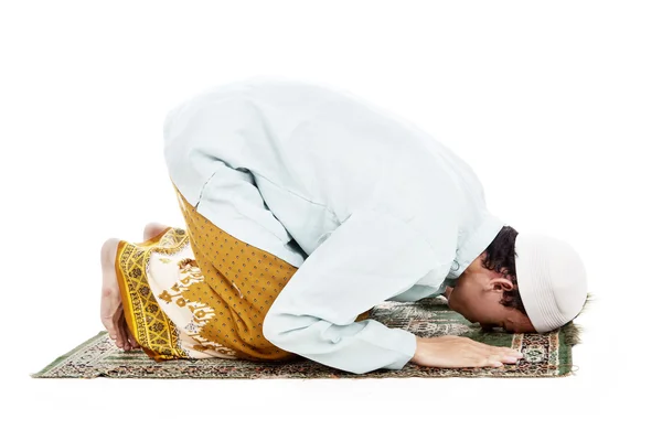 Мусульманин, павший ниц в молитве — стоковое фото
