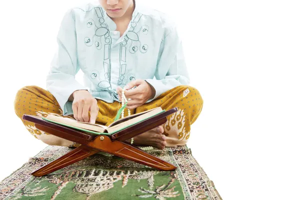 Lära sig läsa Koranen — Stockfoto