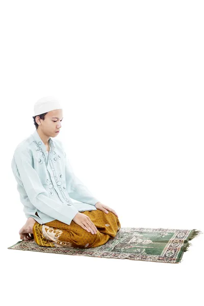 在祷告中谦卑穆斯林男子 — 图库照片