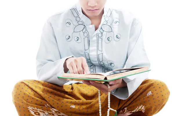 Devout man reading quran — Stock Photo, Image