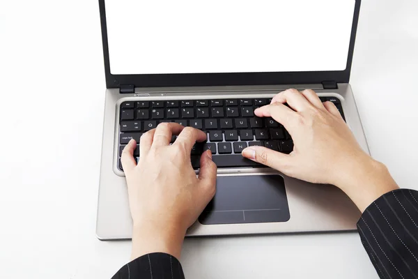 Mãos ocupadas digitando no laptop — Fotografia de Stock