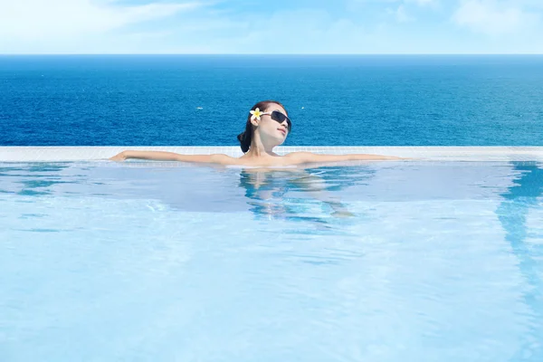 Mujer disfrutando de la piscina infinita 1 — Foto de Stock