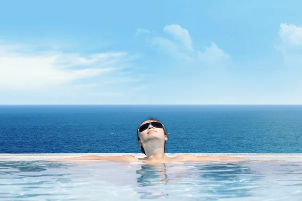 Donna godendo piscina a sfioro — Foto Stock