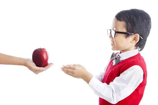 Schulkind bekommt Apfel — Stockfoto