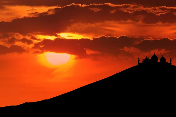 Cami dağ silueti — Stok fotoğraf
