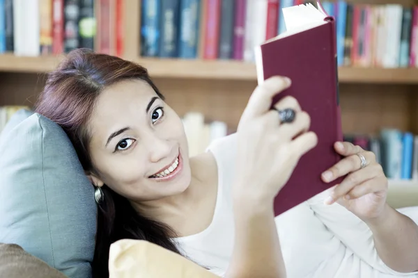 Uśmiechnięta kobieta czytanie książki — Zdjęcie stockowe