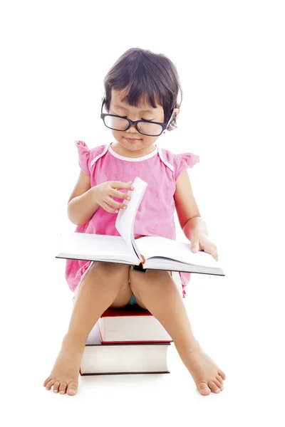 Милая девочка читает книгу — стоковое фото