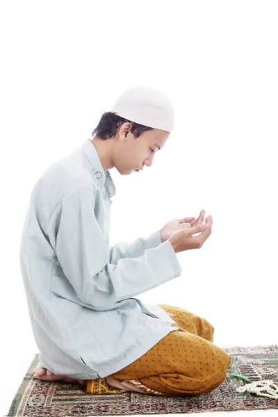 Homem muçulmano adorando no tapete — Fotografia de Stock