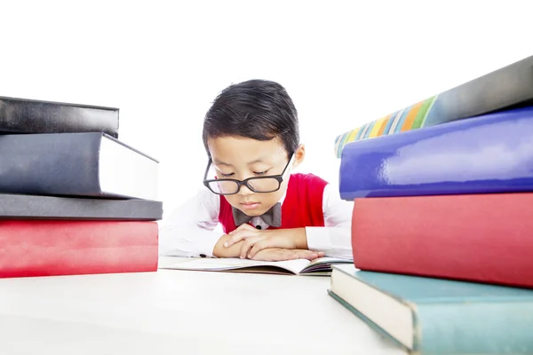 Schoolboy ler livros a sério — Fotografia de Stock