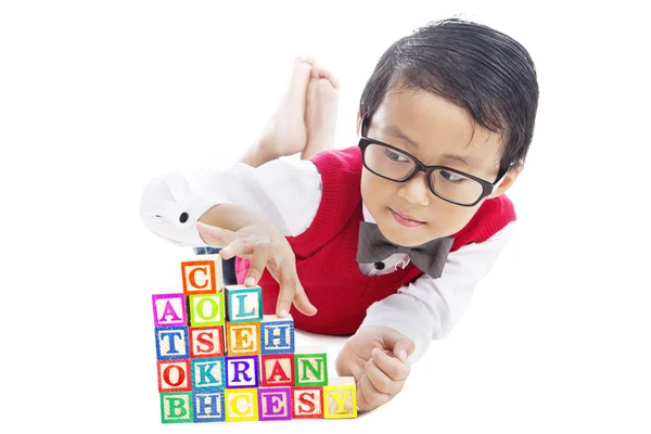 Школьник с алфавитными блоками — стоковое фото