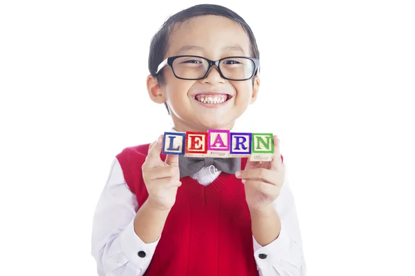 Школьник со словом LEARN — стоковое фото