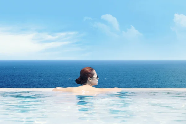 Genieten van uitzicht op de oceaan vanuit het zwembad — Stockfoto