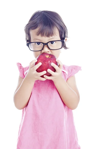 Женщина-дошкольница с яблоком — стоковое фото