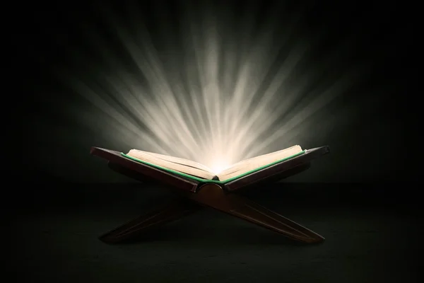 Holy quran with rays — Stock Photo, Image