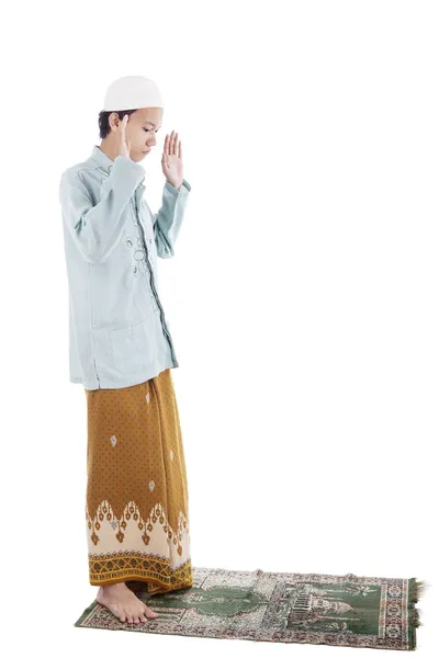 Homem muçulmano orando no tapete — Fotografia de Stock