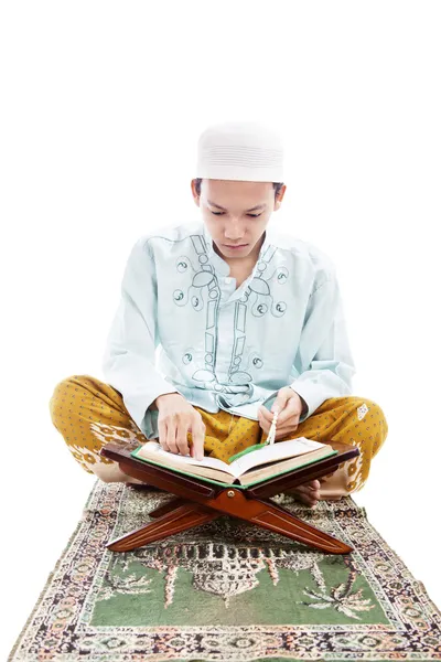 Мусульманин, читающий куран — стоковое фото