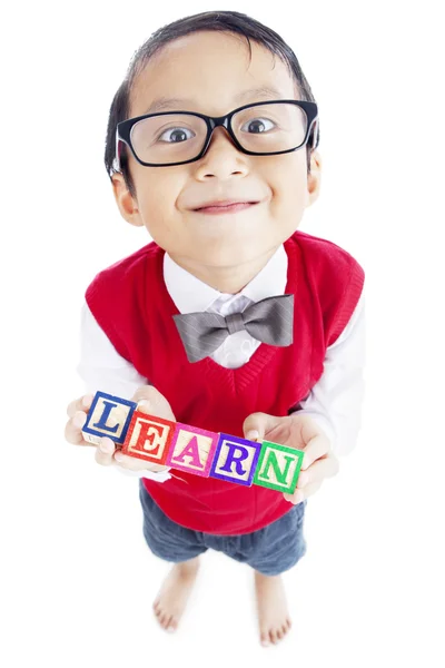 Крупный план школьника со словом LEARN — стоковое фото