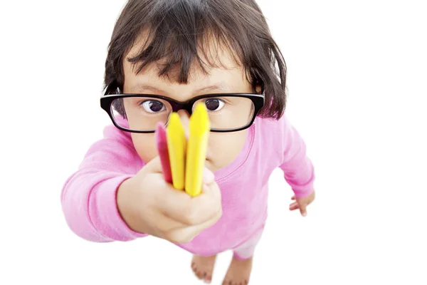 Criança oferece lápis de cor — Fotografia de Stock