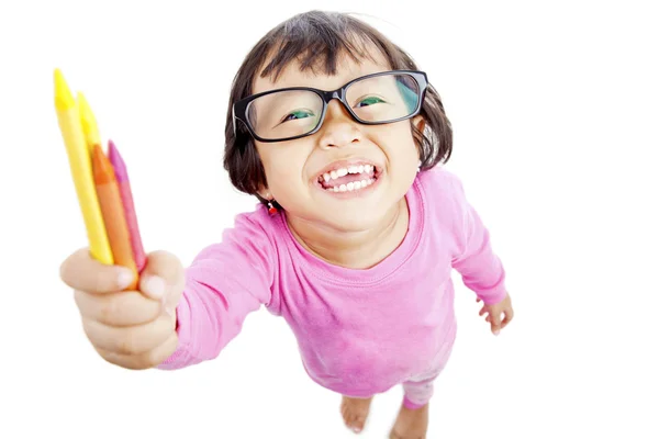 Дружелюбная маленькая девочка предлагает карандаш — стоковое фото