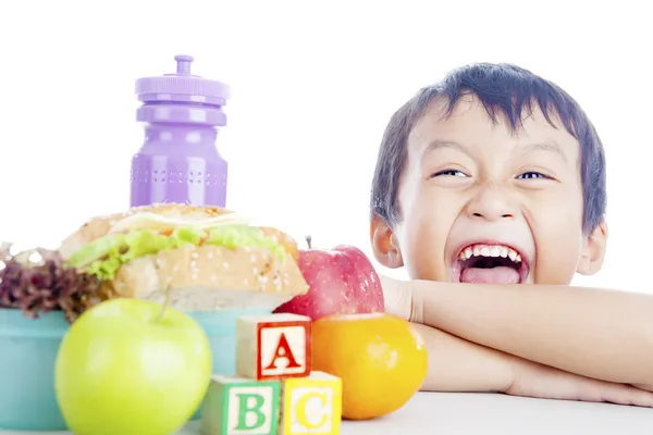 Szczęśliwe dziecko z obiad w szkole — Zdjęcie stockowe