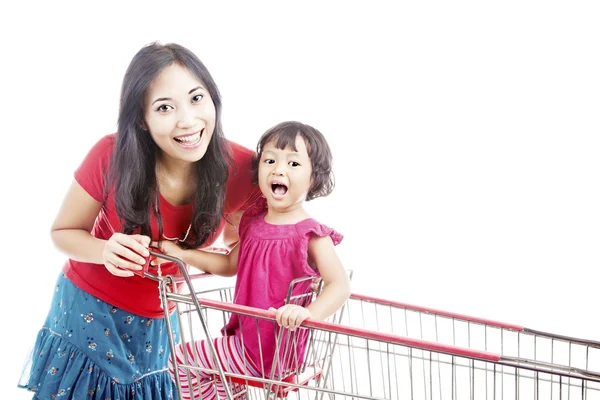 Mutter mit Tochter auf Einkaufswagen — Stockfoto