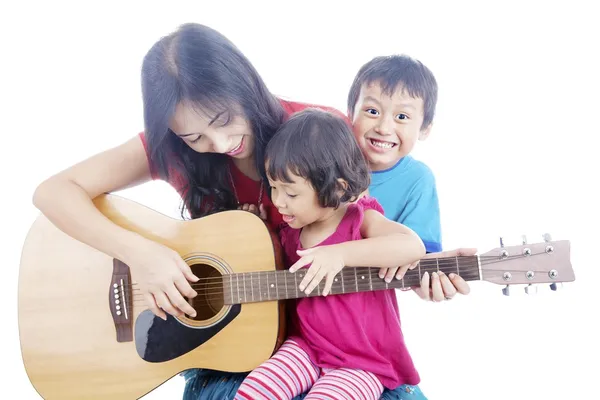 Çocukları ile müzisyen — Stok fotoğraf