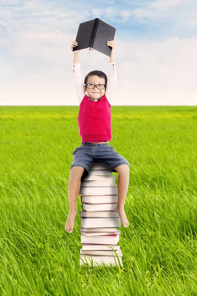 Ученик с книгами на открытом воздухе — стоковое фото